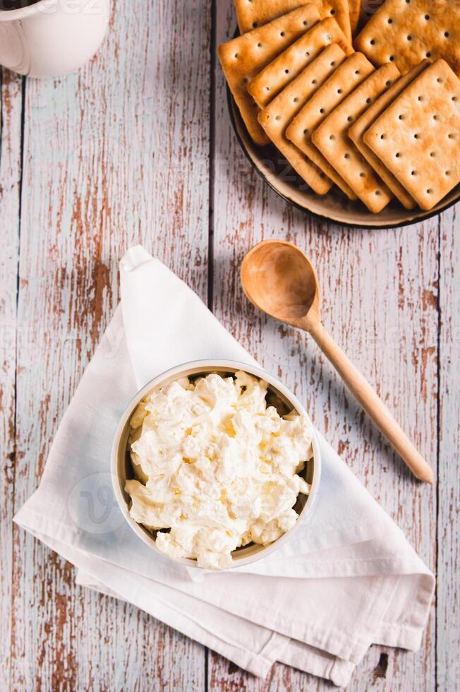frisch Italienisch Mascarpone Käse im ein Schüssel auf das Tabelle oben und Vertikale Aussicht foto