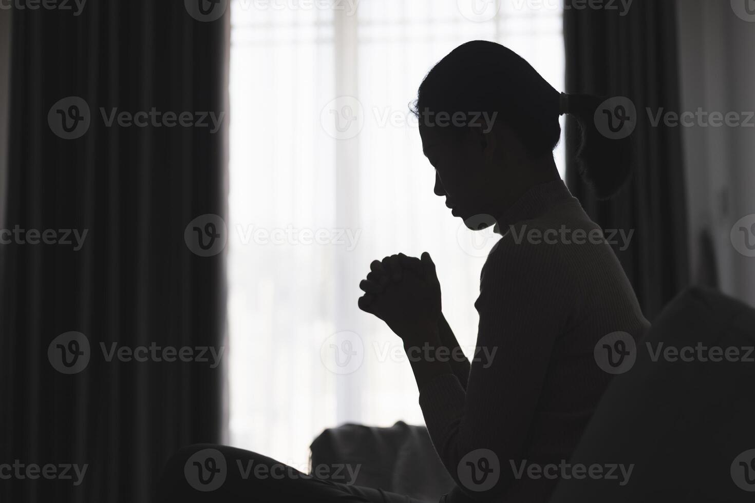 Silhouette von ein Person beten zu Gott und heilig Dinge, religiös Konzept, Vertrauen und Glauben, religiös. foto