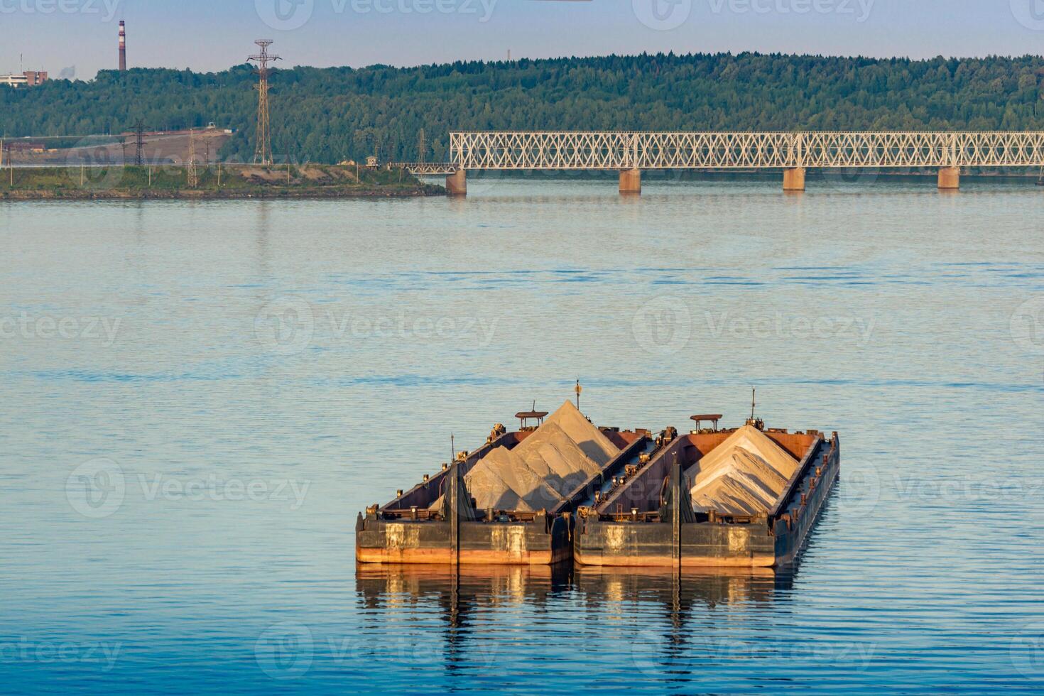 trocken Ladung Lastkähne mit Sand Stand auf das Reede gegen das Hintergrund von Brücken über das Fluss foto