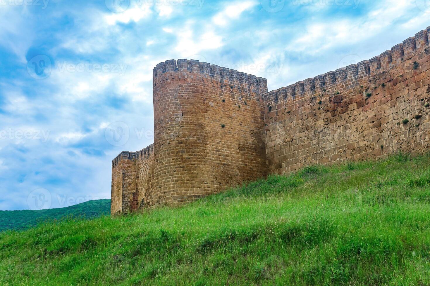 Mauer von ein uralt Festung gegen das Hintergrund von ein natürlich Landschaft, Naryn-Kala Zitadelle im derbent foto