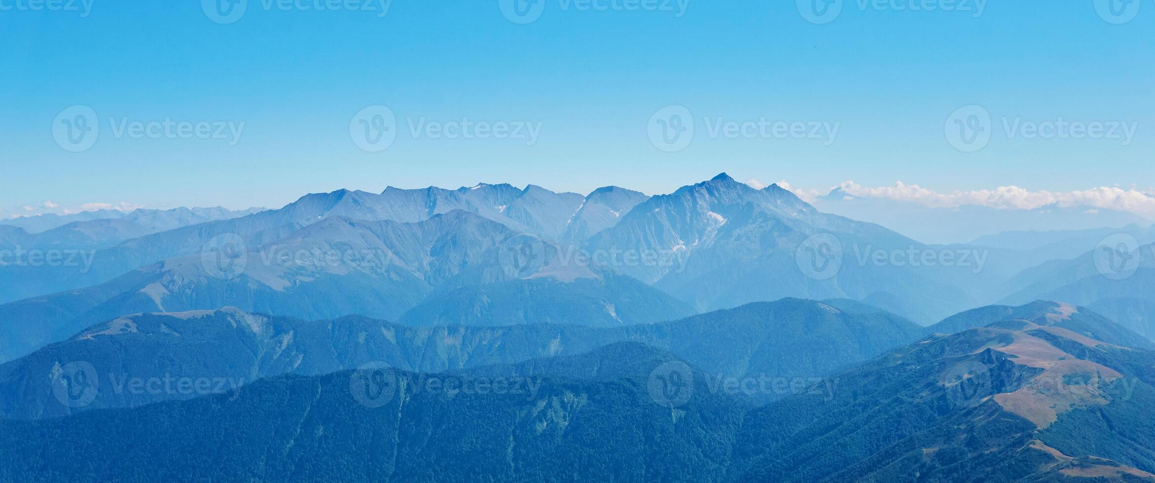 Aussicht von hoch Berge zu das Horizont von einer von das Spitzen foto