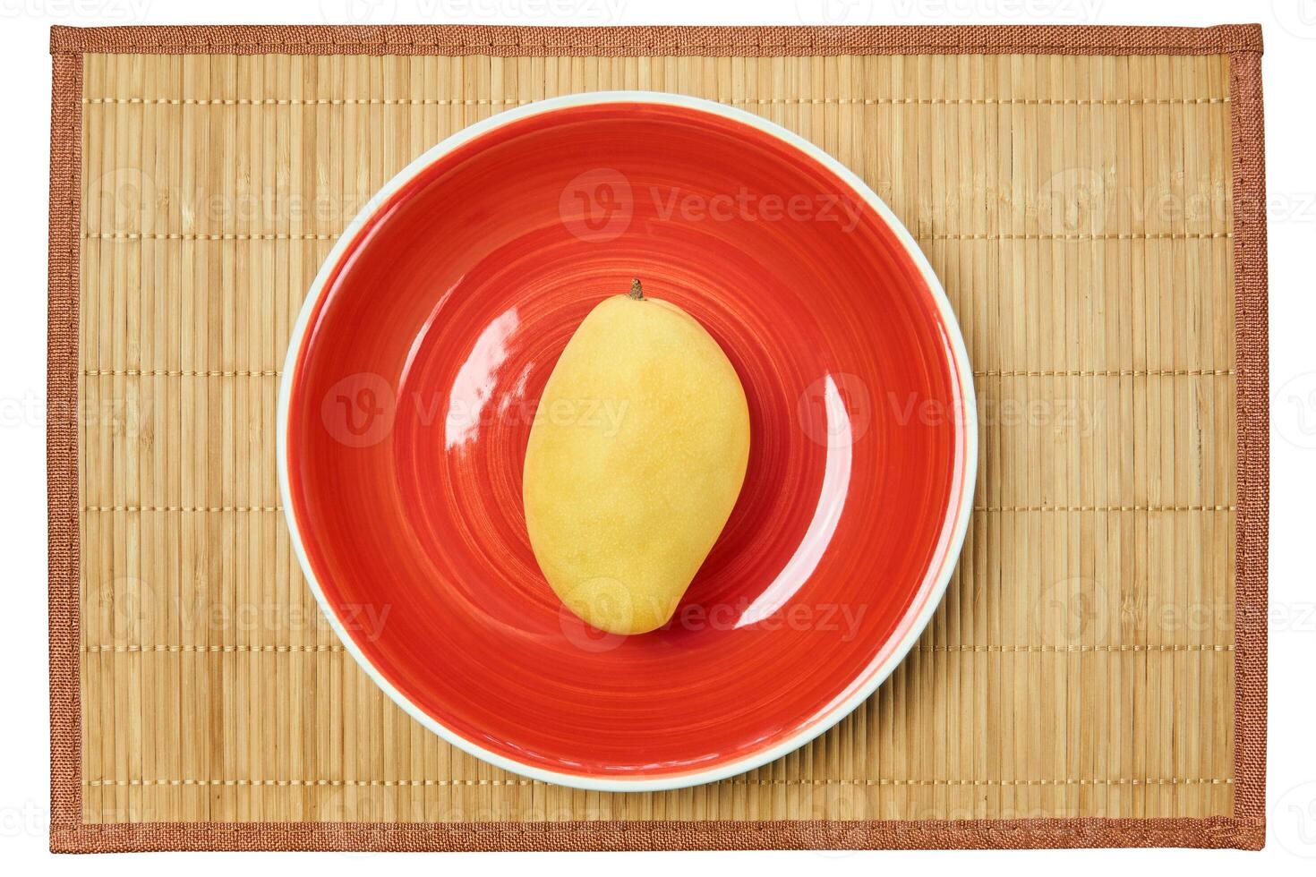Gelb Mango auf ein rot Teller auf ein Stock Platz Matte foto