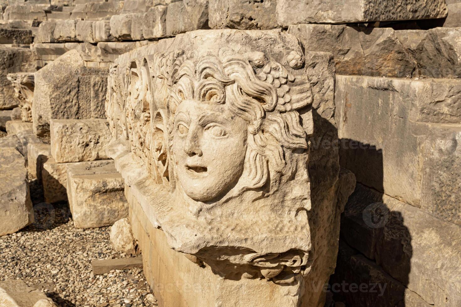 Antiquität Fries mit Stein gemeißelt Maske im das Ruinen von das uralt Stadt von Myra, Truthahn foto