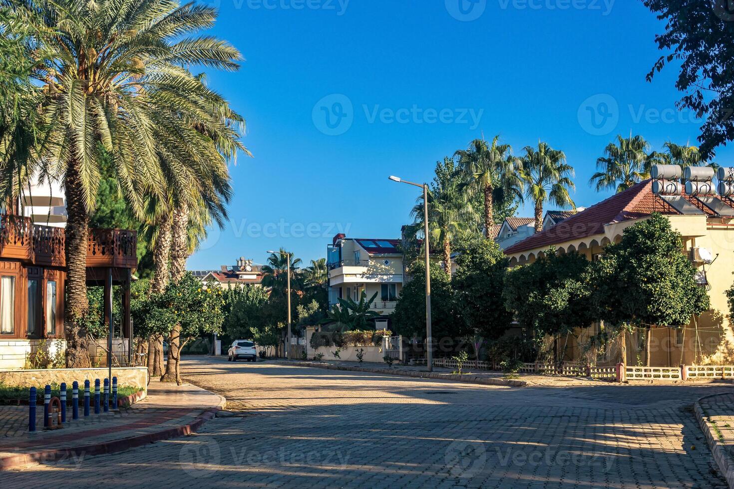 Morgen Aussicht von das Straßen von das Resort Stadt, Dorf von Kemer im Truthahn foto