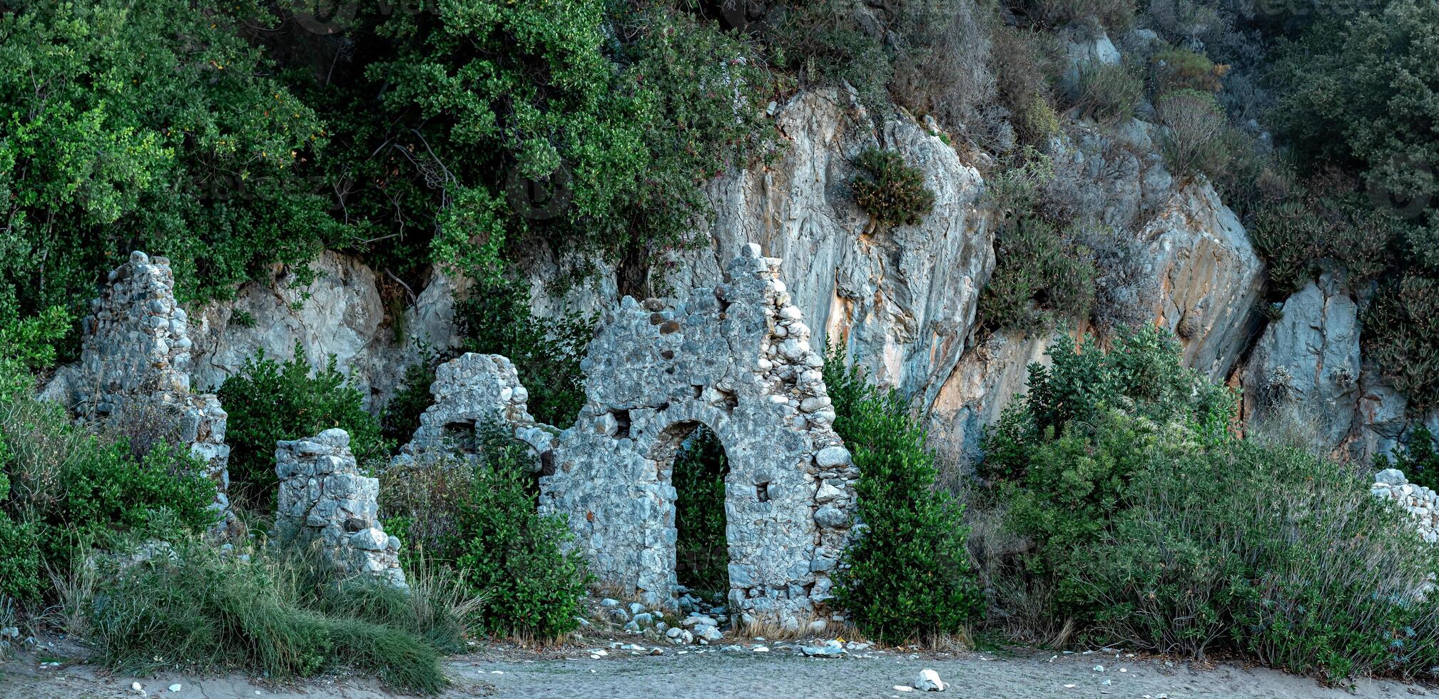 Ruinen von uralt Gebäude auf das Hintergrund von Berge im das Antiquität Stadt von Olymp, Truthahn foto