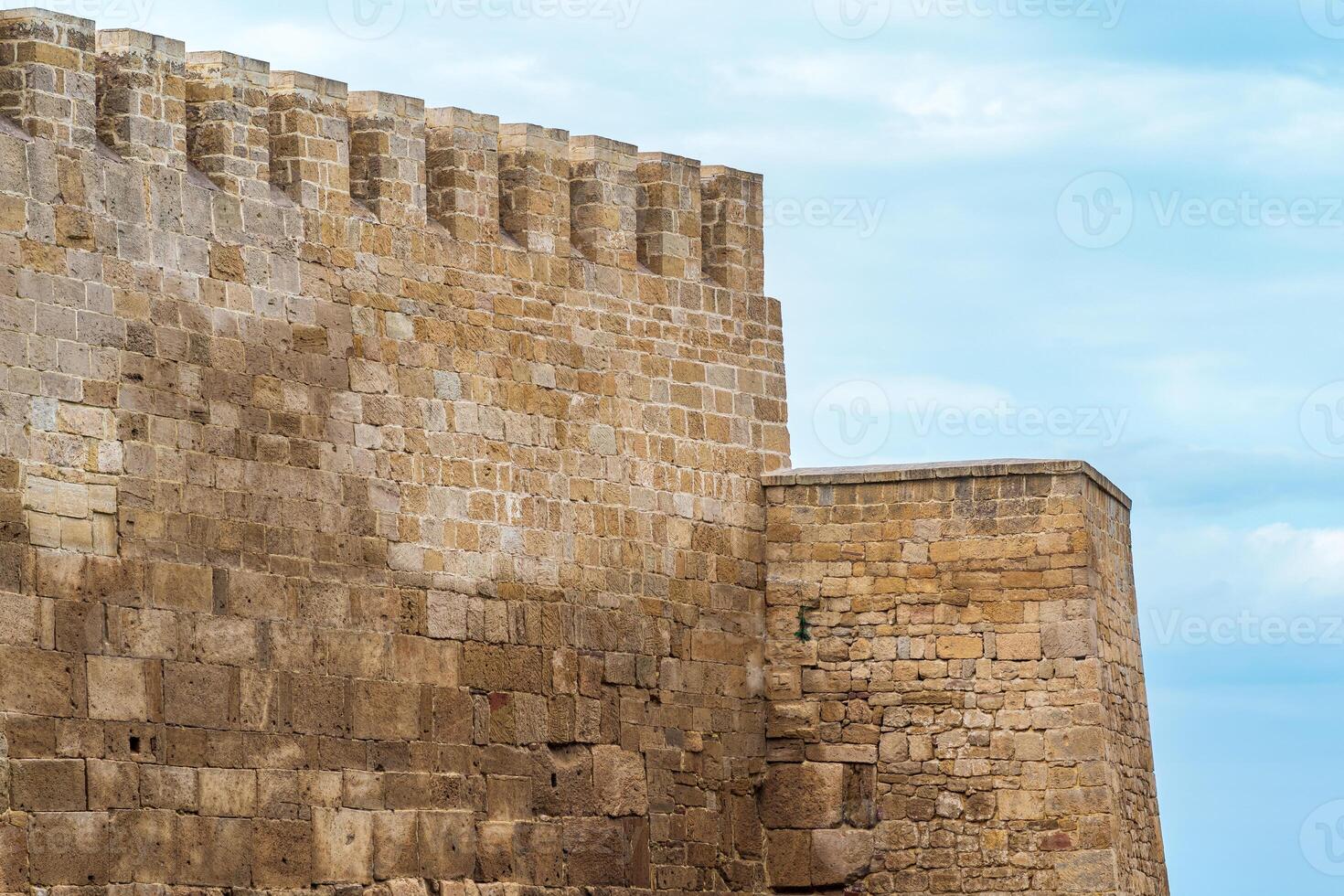 Zinnen von ein mittelalterlich Festung gegen das Himmel, Naryn-Kala Zitadelle im derbent foto