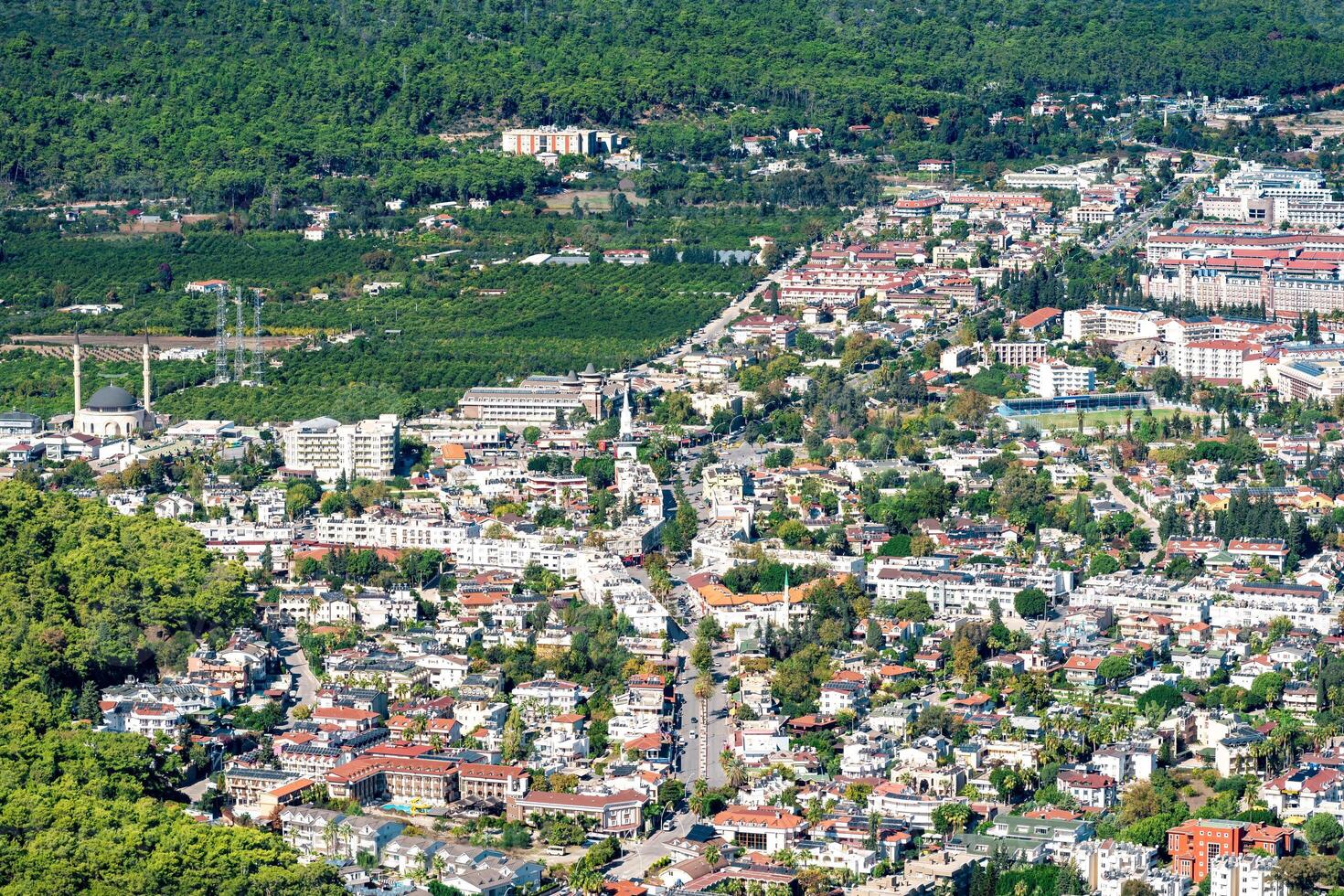 oben Aussicht von städtisch Viertel und Vorort- Felder im schön Senke im Kemer, Truthahn foto