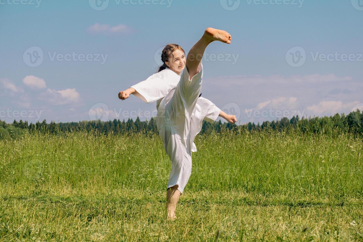 Teen Mädchen Ausbildung Karate Kata draußen, führt aus Rundhaus trete Ushiro Mawashi geri foto