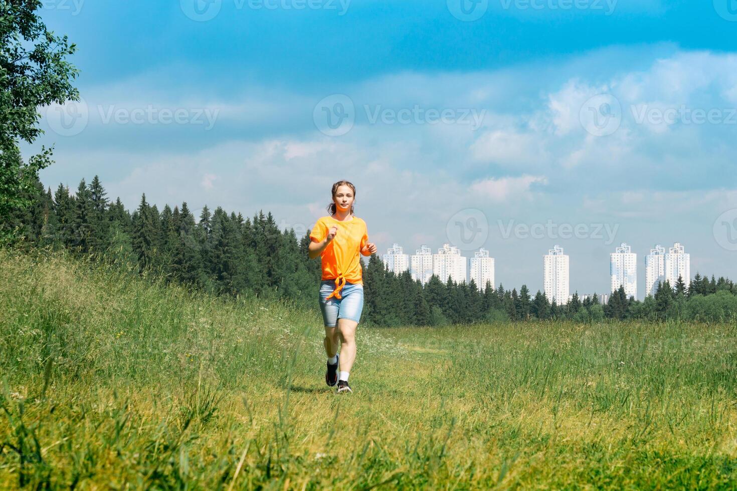 Teenager Mädchen ist beschäftigt, verlobt im Joggen im ein Wiese draußen das Stadt foto