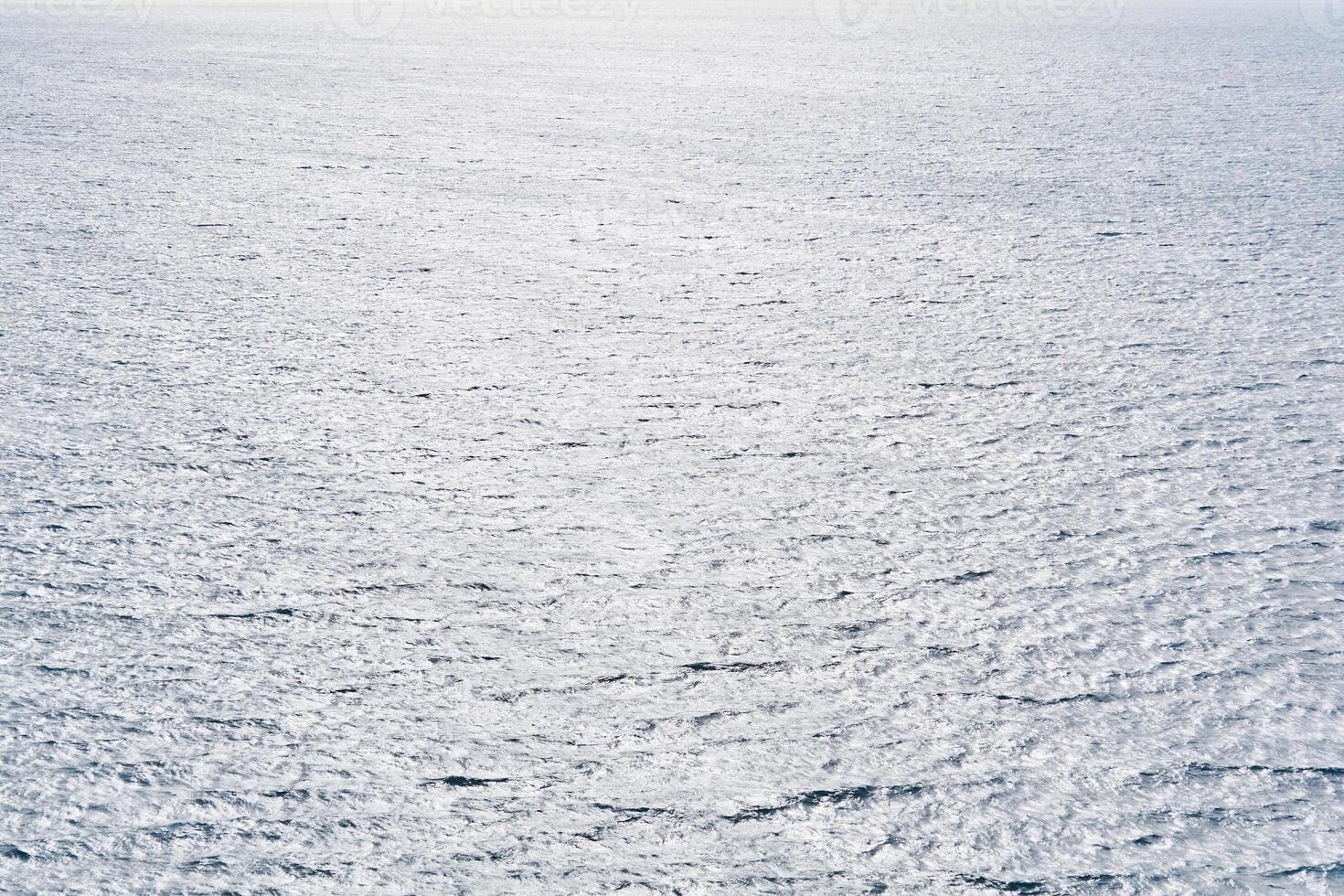 Winter windig Seelandschaft von ein großartig Höhe foto