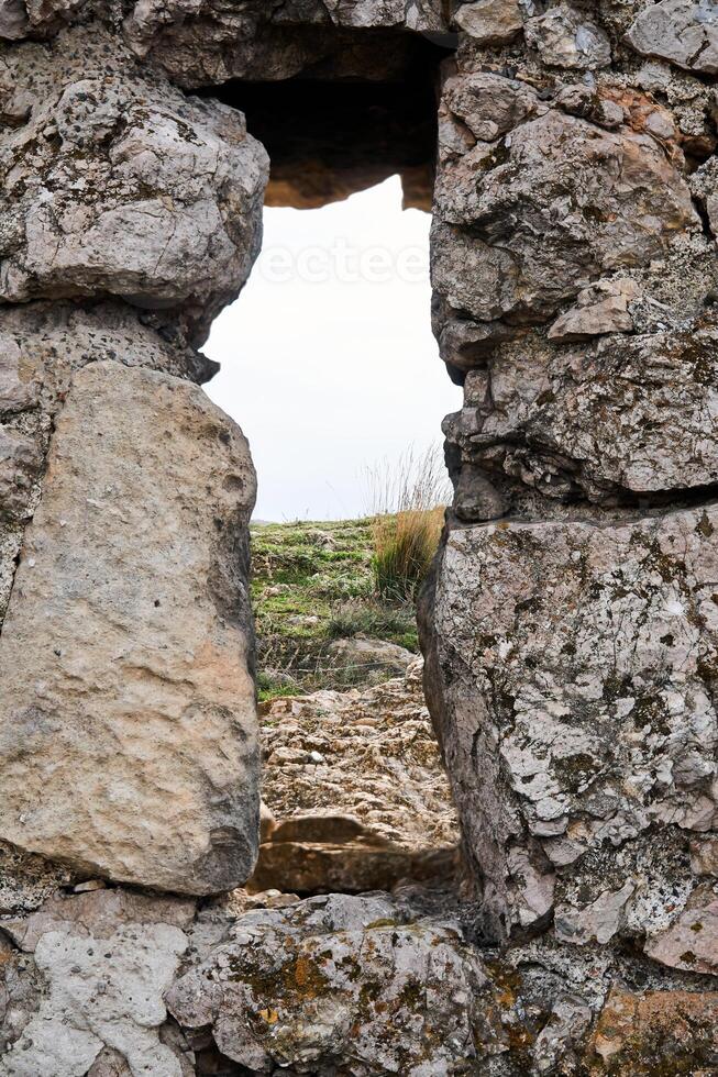 Aussicht durch das Schlupfloch von das alt Festung foto