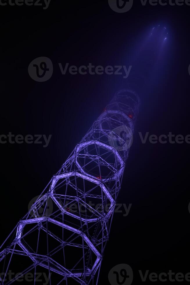 Gitter Fernseher Turm versteckt im das Nacht Nebel foto