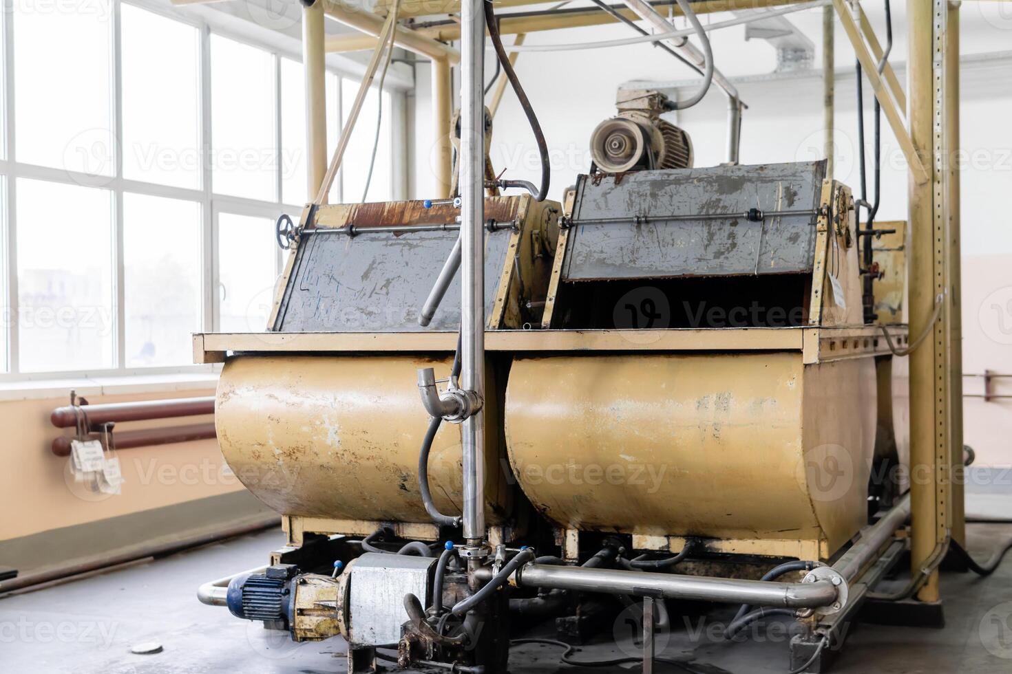 alt Muschel Maschine im das Geschäft von ein Süßwaren Fabrik foto