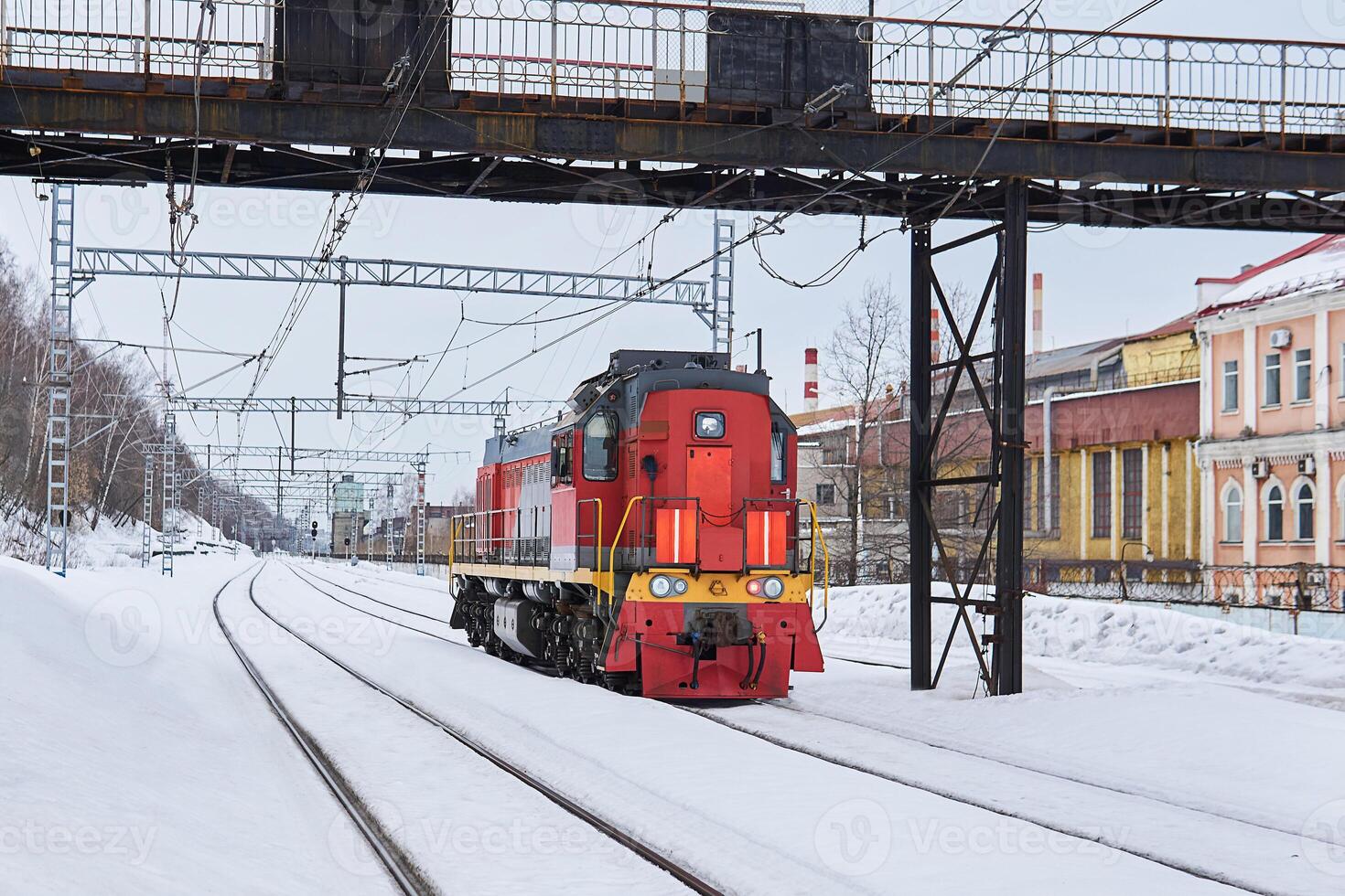 Rangieren Lokomotive auf ein Eisenbahn Spur im ein industriell Bereich auf ein Winter Tag foto