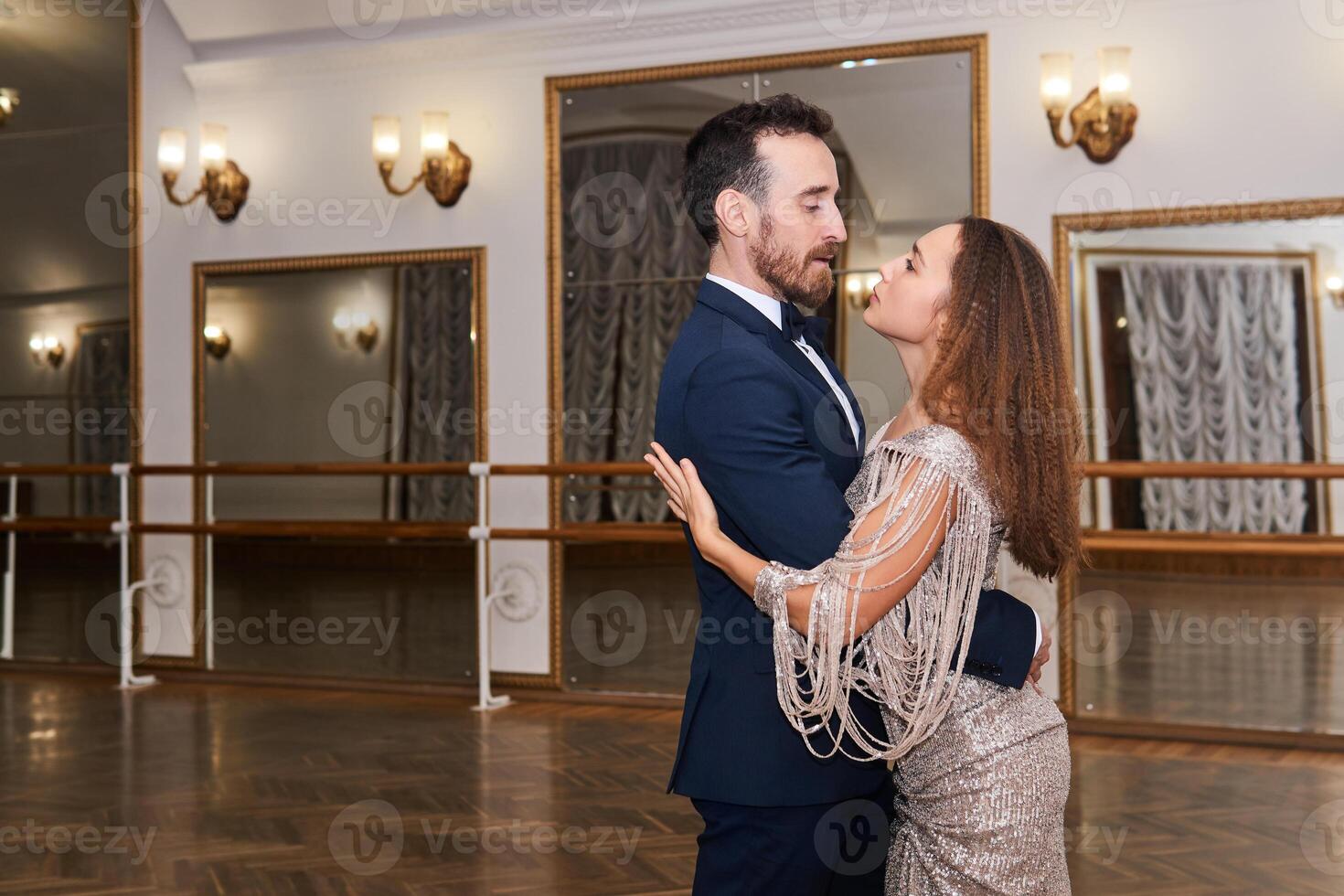 Erwachsene Paar Tanzen klassisch Partner tanzen im leeren Ballsaal foto