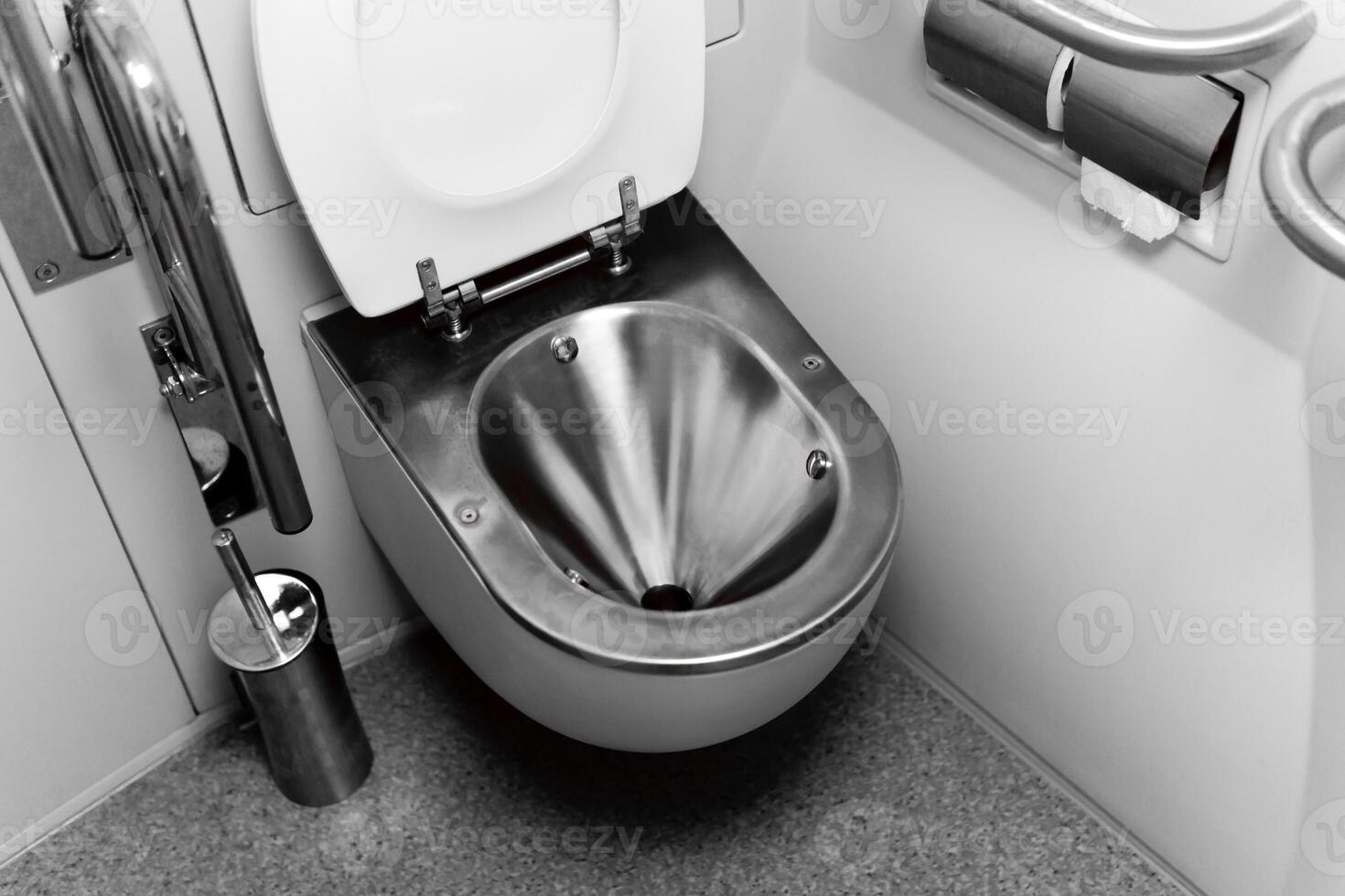Vakuum Toilette im ein Passagier Zug Wagen foto
