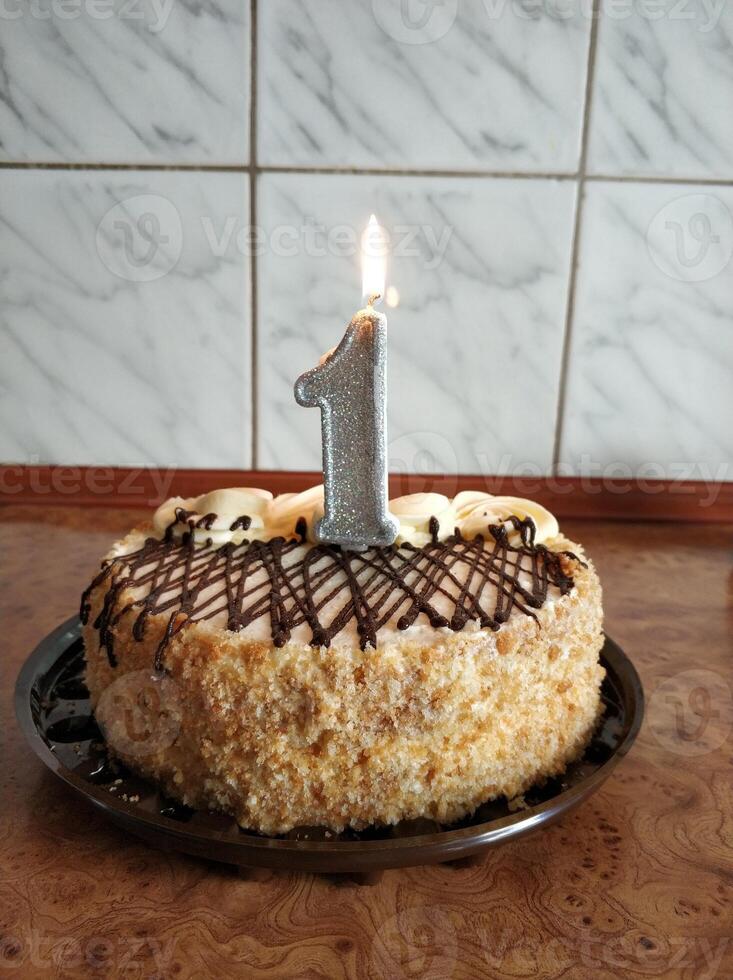 Kuchen mit ein Nummer einer Kerze foto