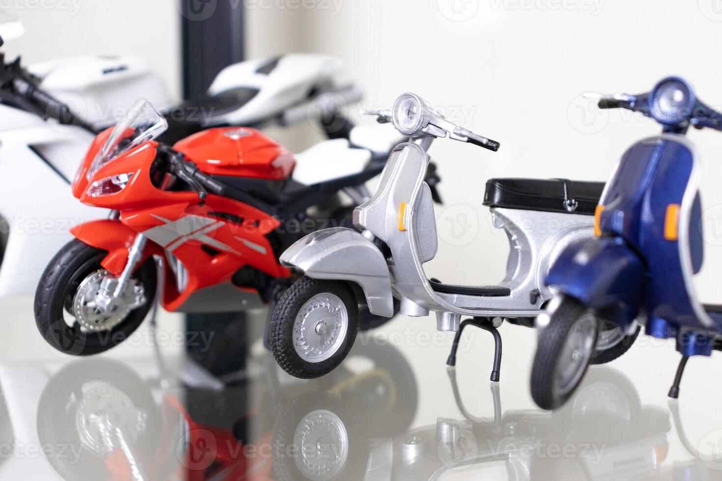selektiv Fokus. Modell- von Motorräder platziert auf Glas Regal. nach etwas bearbeitet. foto