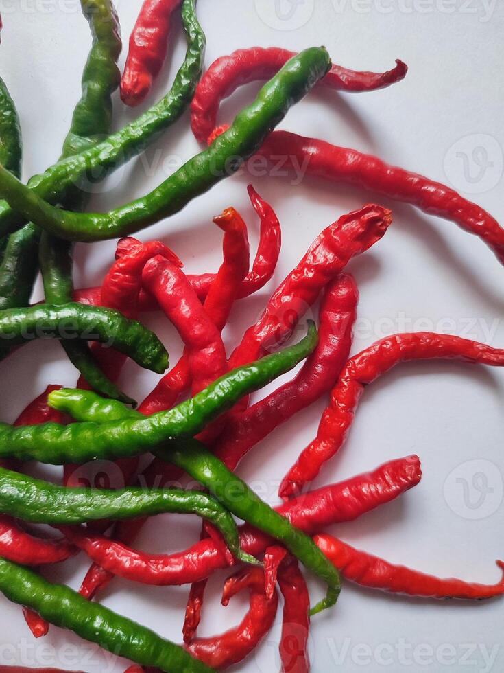 natürlich würzig rot und Grün Chilischoten. organisch frisch Chili Pfeffer isoliert auf Weiß. foto