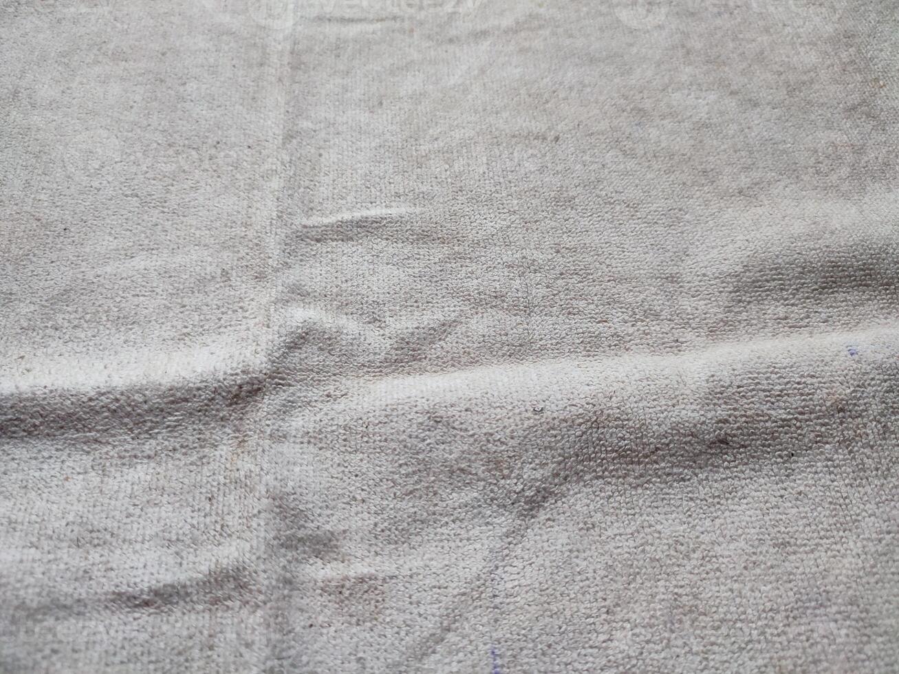 Textur, Muster, Hintergrund von schmutzig Weiß Handtuch ausgesetzt zu Sonnenlicht foto