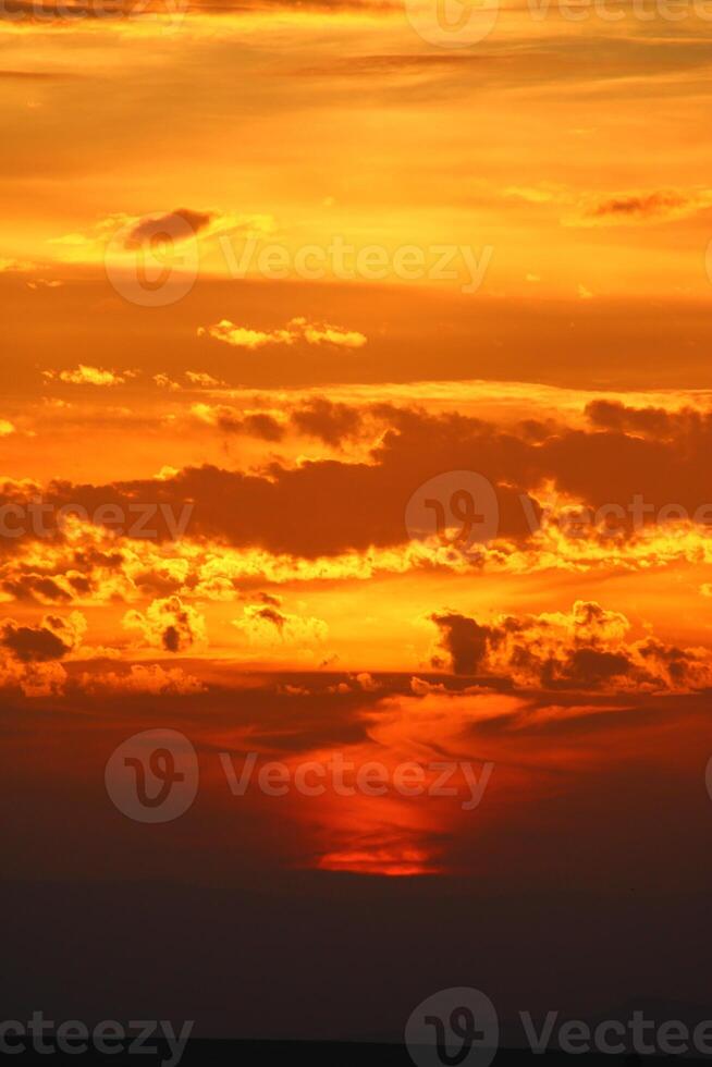 Rahmen Sonne unter das Wolken. tolle Sonnenuntergang unglaublich Himmel foto