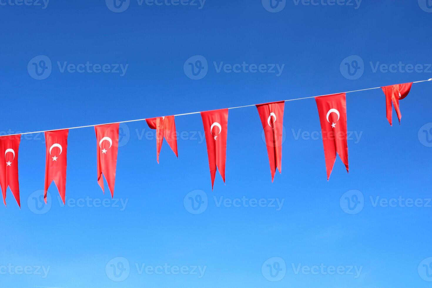 Türkisch Flaggen hängend auf ein Seil auf das Straße foto