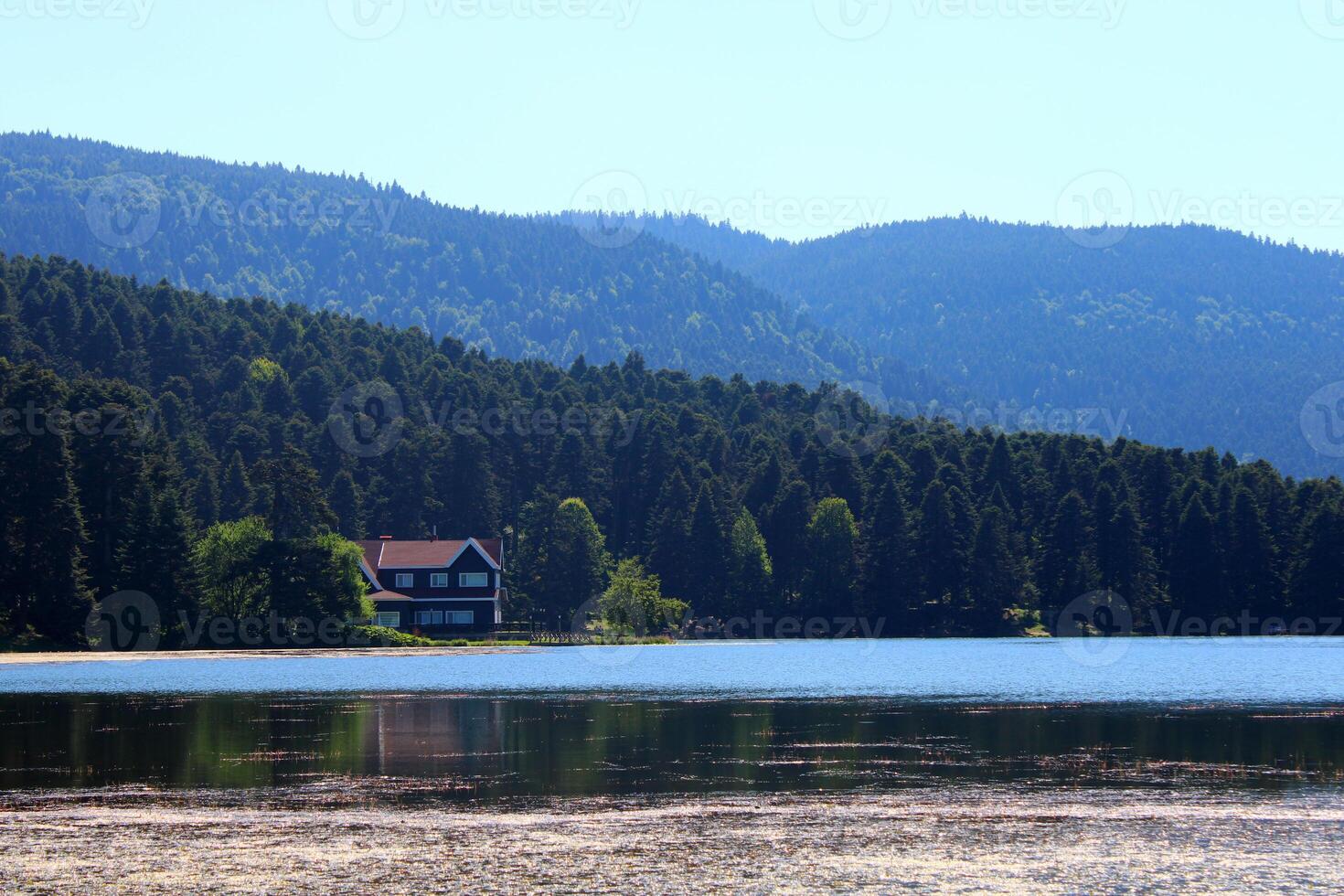 Haus auf das Ufer von See. reflektiert auf Wasser. Land Seite, Wald, Bauernhof Feld, See mit Haus. Bolu, Türkei foto