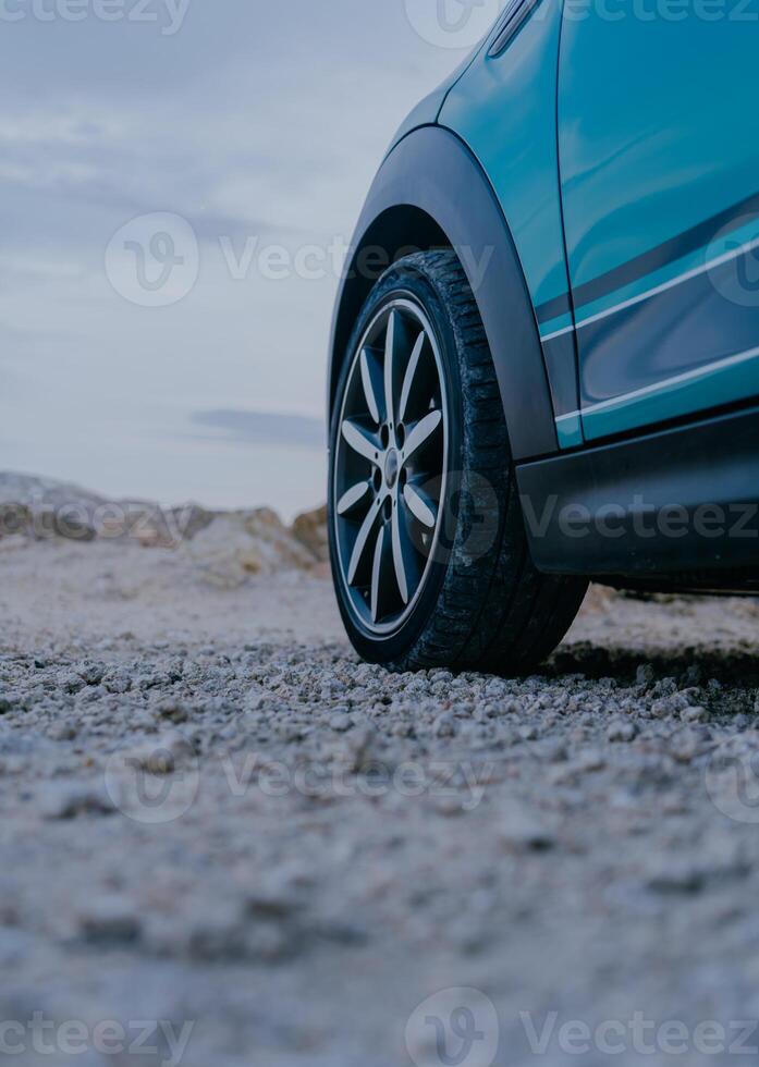 Rückseite Seite Aussicht von Vorderseite Rad von Blau Wagen. Reise Konzept mit Mini Clubvan Wagen. foto