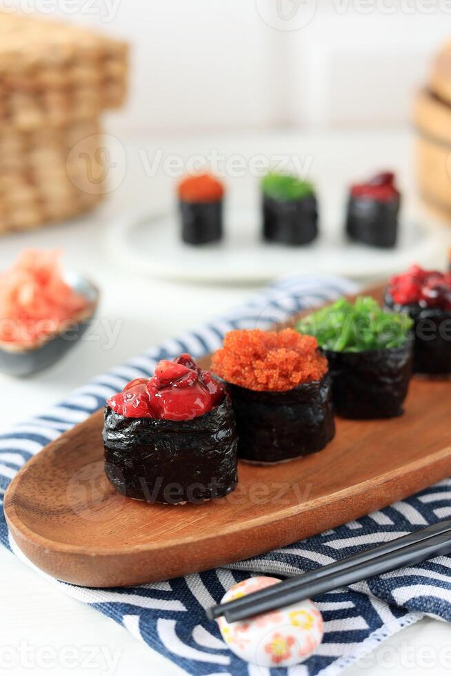 Sushi Gunkan maki mit verschiedene Belag foto