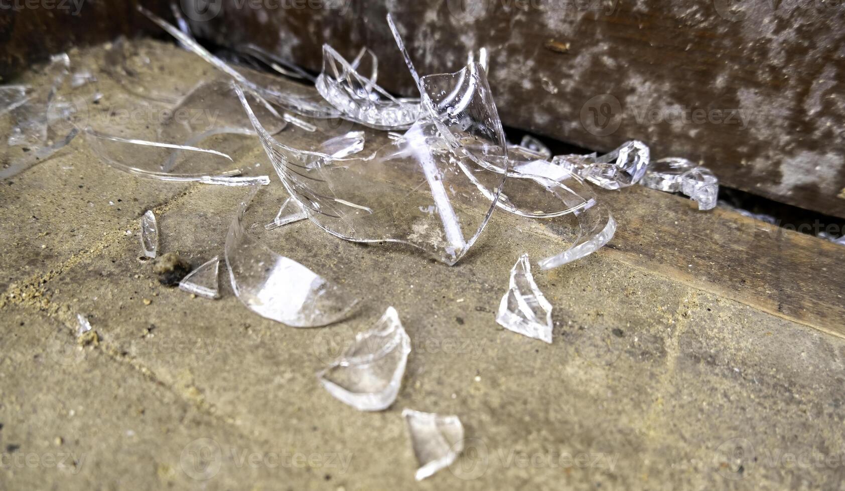 zerbrochenes Glas auf dem Boden foto