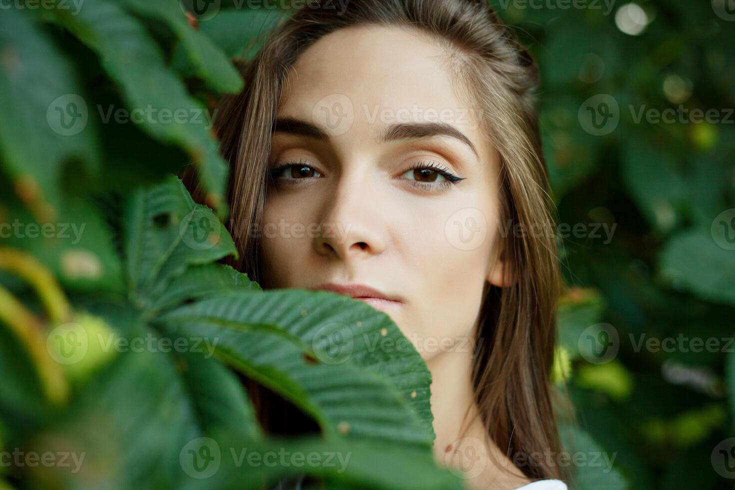 ziemlich Mädchen im ein Weiß T-Shirt foto