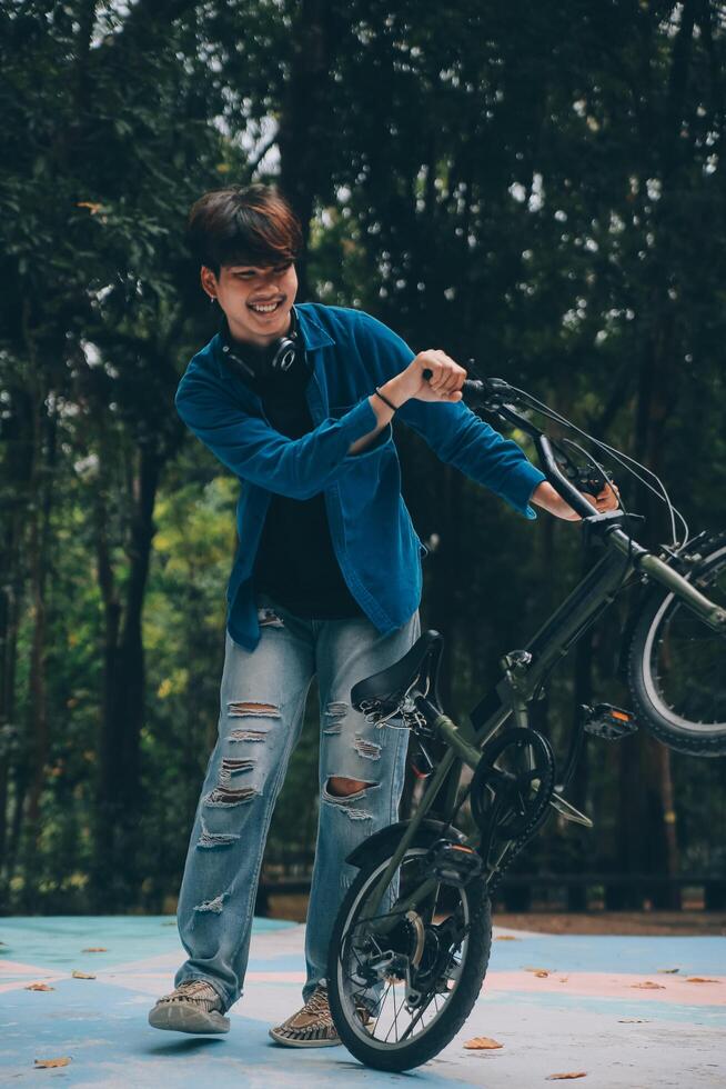 jung gut aussehend bärtig Mann nehmen ein brechen während Reisen das Stadt mit seine Fahrrad mit seine Digital Tablette suchen Weg nachdenklich foto