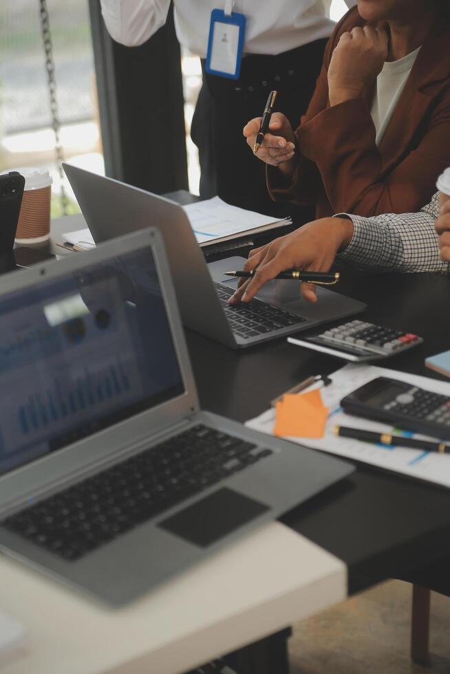 Geschäft Mannschaft Treffen Arbeiten mit Neu Anfang Projekt, Diskussion und Analyse Daten das Diagramme und Grafiken. Digital Tablette, Taschenrechner, Laptop Computer verwenden, Geschäft Finanzen und Buchhaltung Konzept. foto