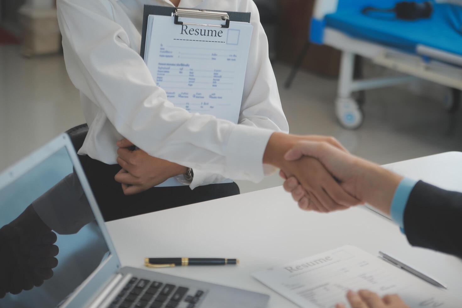 schließen oben Aussicht von Job Interview im Büro, Fokus auf fortsetzen Schreiben Tipps, Arbeitgeber Überprüfung gut Lebenslauf von bereit erfahren Antragsteller, Werber in Anbetracht Anwendung, Std Manager Herstellung Einstellung Entscheidung foto