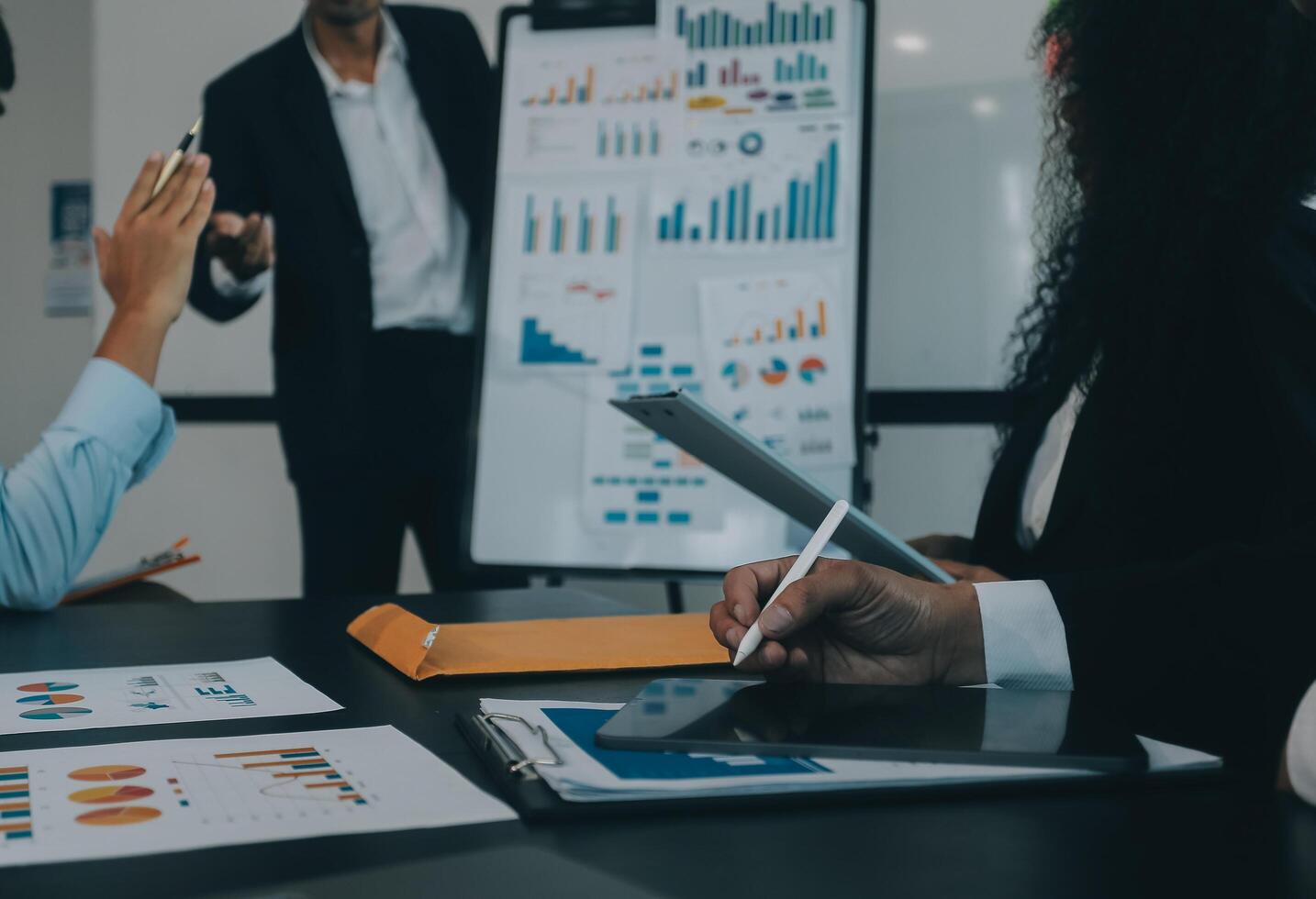 Zusammenarbeit von Geschäftsteams, Diskussion der Arbeit, Analyse mit Finanzdaten und Marketing-Wachstumsberichtsgrafik im Team, Präsentation und Brainstorming zur Strategieplanung, um vom Unternehmen zu profitieren. foto