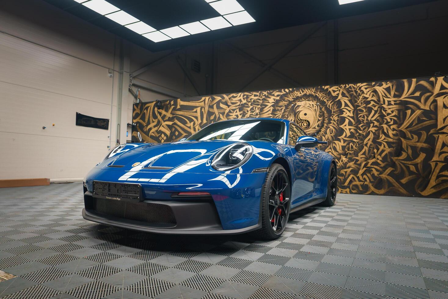 Blau porsche 911 gt3 mit Rennen Streifen im künstlerisch industriell Garage foto