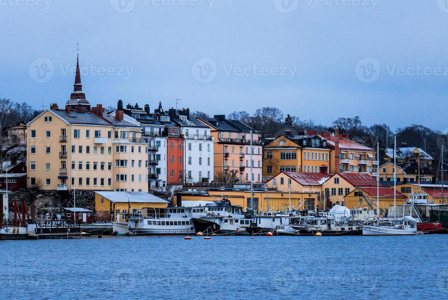 geschäftig Hafen mit zahlreich Boote Nächster zu hoch Gebäude im Schweden foto