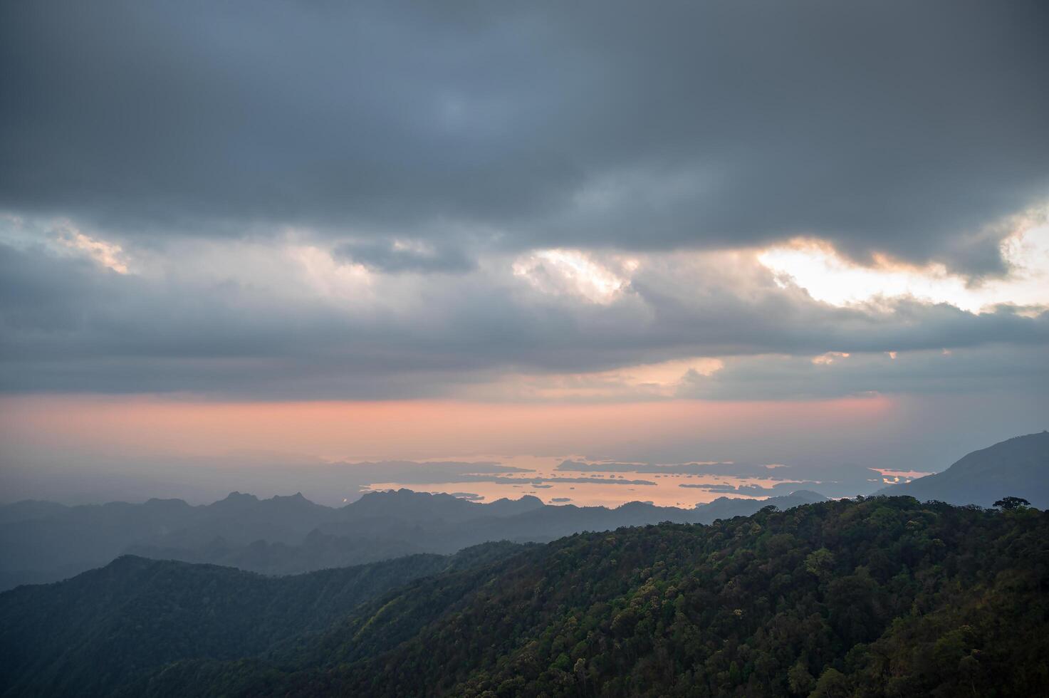 schön Berg Angebot und Sonnenuntergang auf khao san nein Wu kanchanaburi.khao san nein Wu ist das höchste Berg im khao laem National Park. es ist 1767 Meter über Meer eben. foto