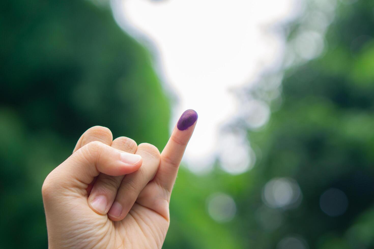 lila Tinte auf Frauen Finger nach Präsidentschaftswahl Wahl im Indonesien foto