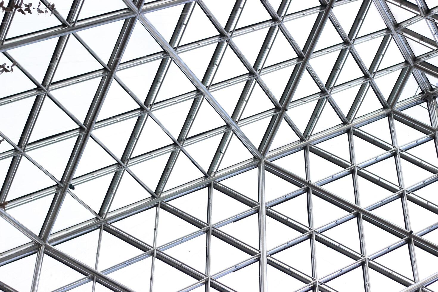 Glas Dach Konstruktion im ein Einkaufszentrum Das Formen ein schön Geometrie foto