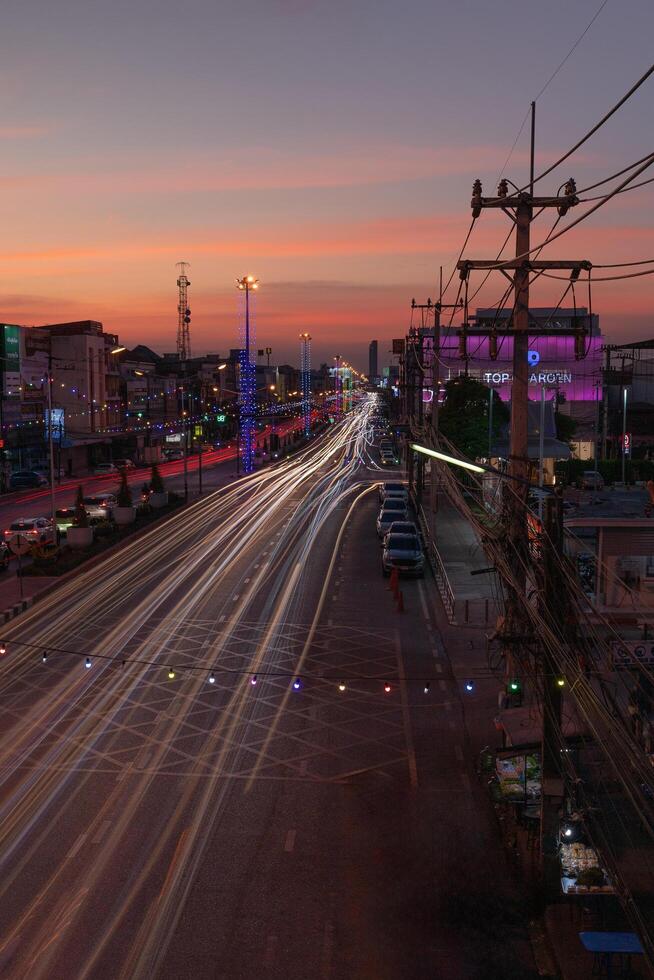 Rayong, Thailand, 2023 - - Abend der Verkehr im Rayong Provinz foto