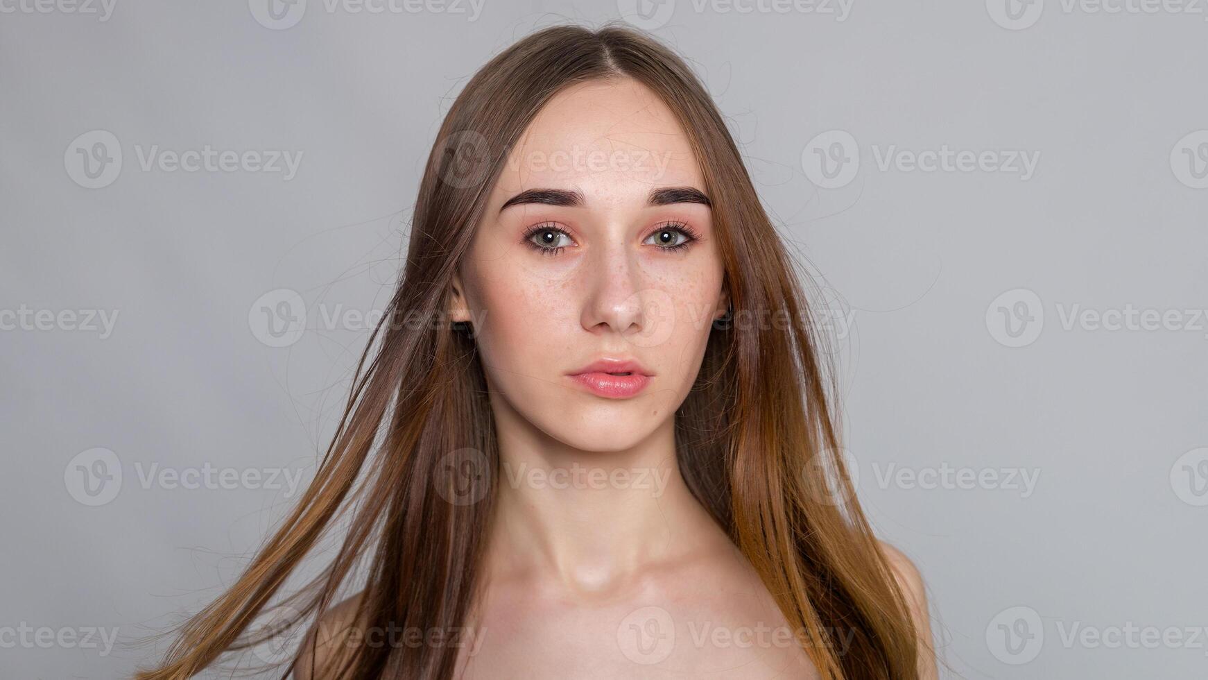 schön jung Frau mit sauber frisch Haut berühren besitzen Gesicht . foto