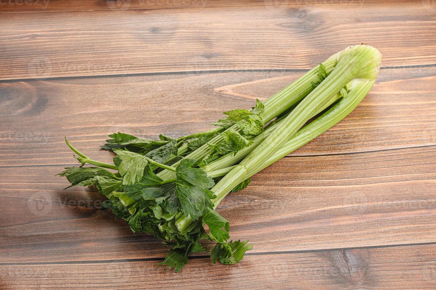 vegan Küche - - Sellerie Stängel mit Blatt foto