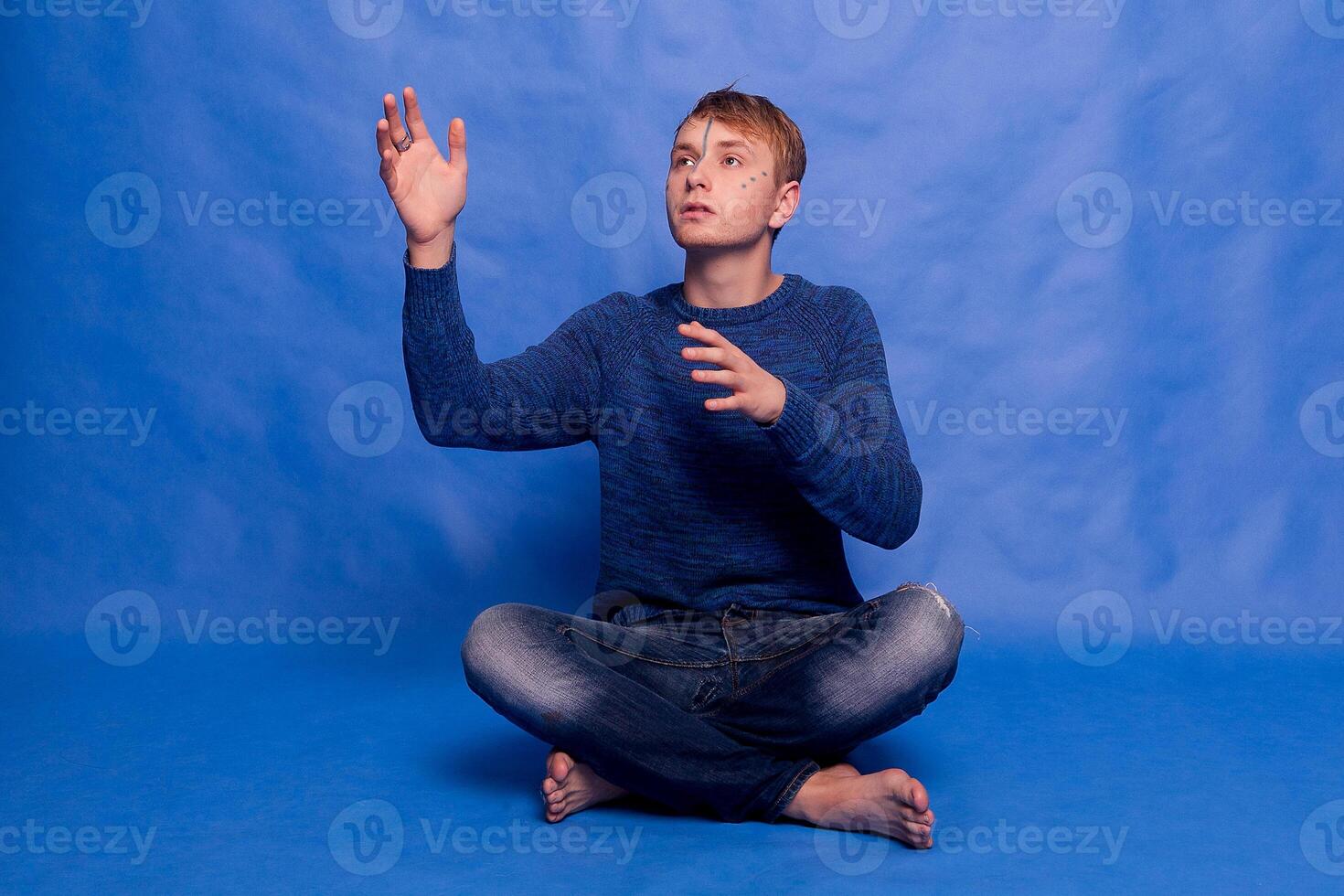 Porträt von ein Erwachsene gut aussehend stilvoll friedlich Mann im ein Blau Sweatshirt foto