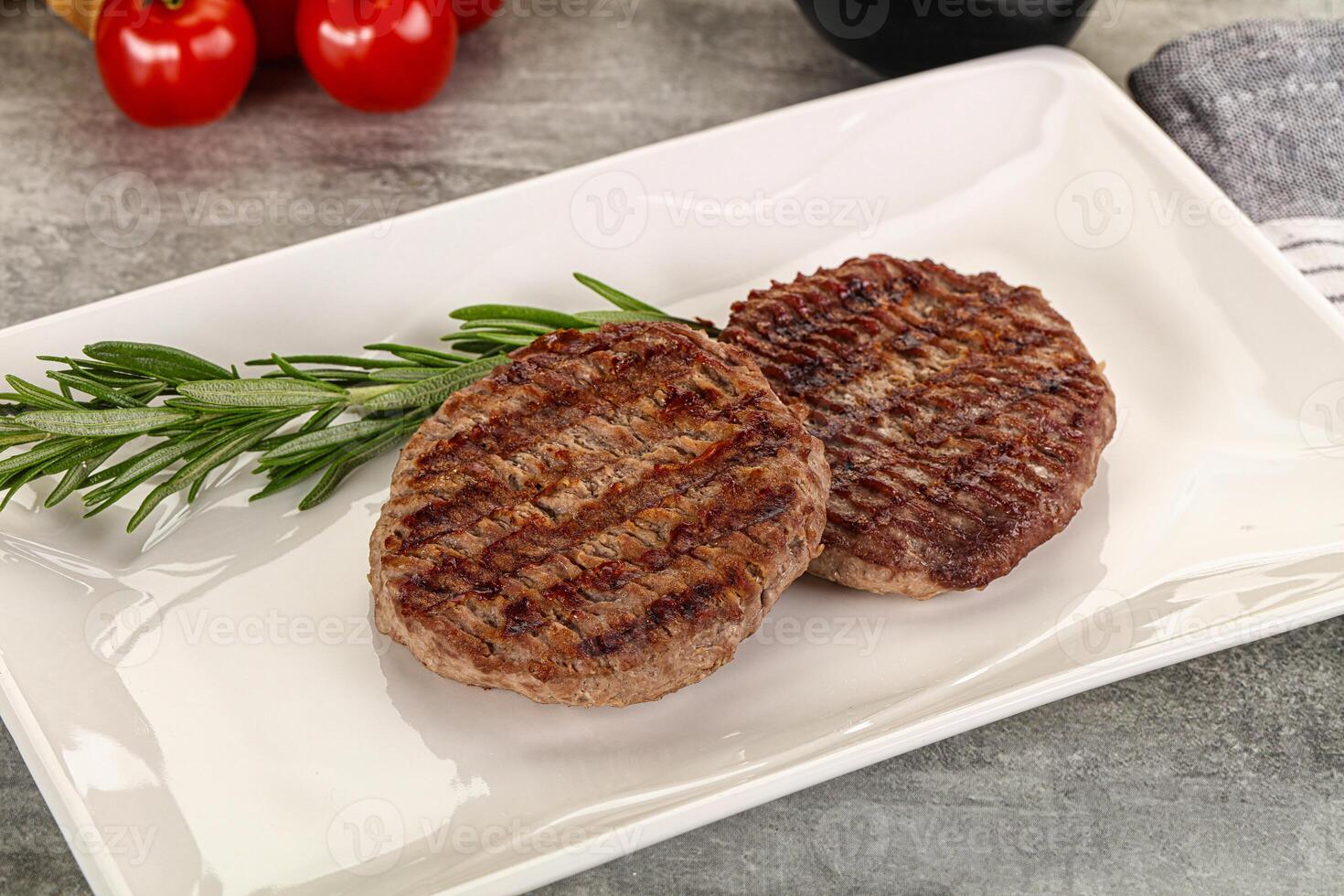 gegrillt zwei Rindfleisch Burger Schnitzel foto