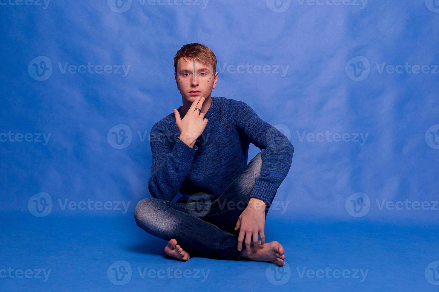 Porträt von ein Erwachsene gut aussehend stilvoll friedlich Mann im ein Blau Sweatshirt foto