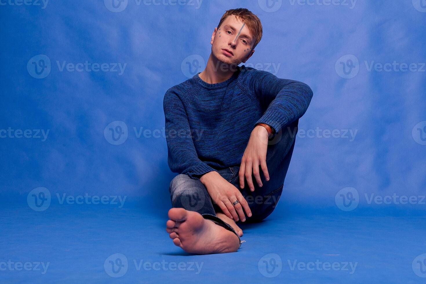 Porträt von ein Erwachsene gut aussehend stilvoll friedlich Mann im ein Blau Sweatshirt foto