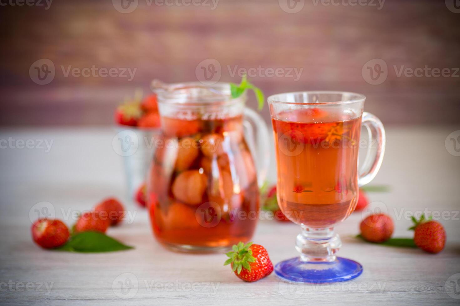 Süss erfrischend Beere Kompott von reif Erdbeeren im ein Karaffe foto