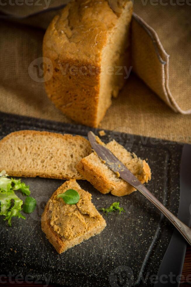 hausgemacht Fleisch Pastete mit Brot auf ein hölzern Tabelle foto