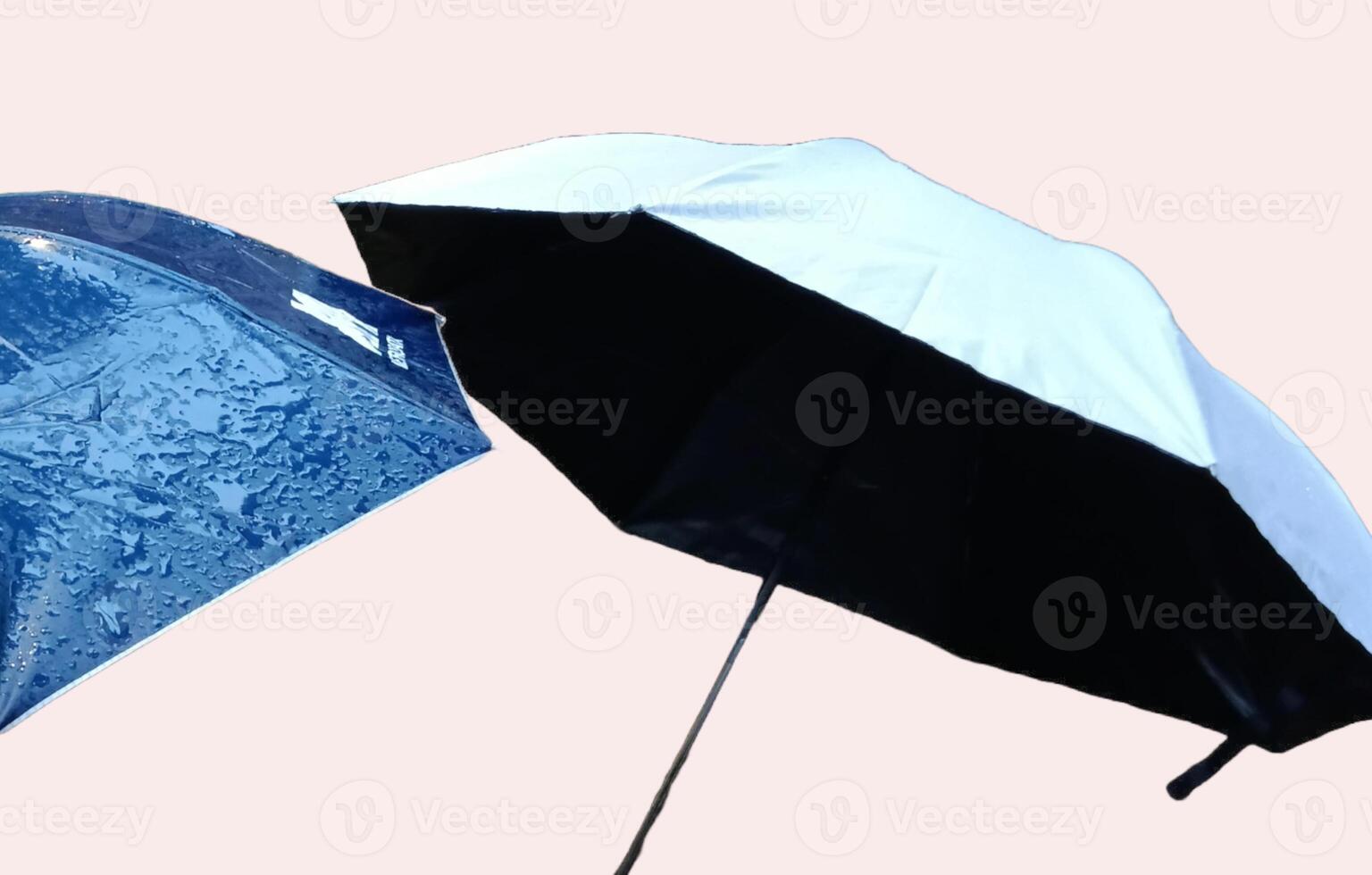 ein Regenschirm mit Wasser fallen nach regnerisch foto
